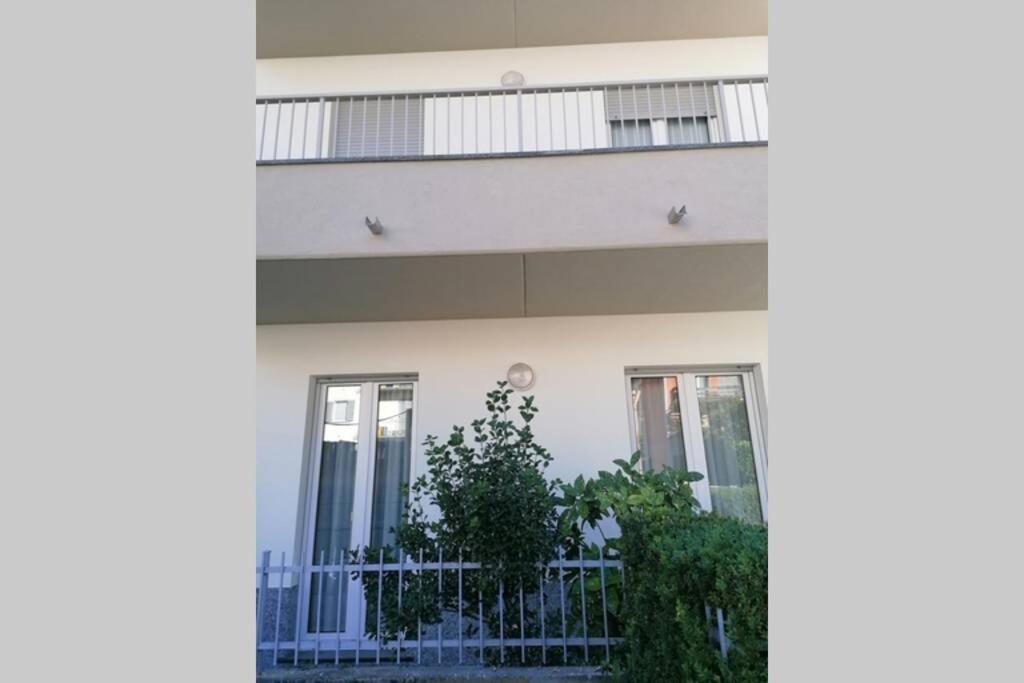 Appartamento Incantevole Con Parcheggio Gratuito Тирано Экстерьер фото